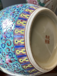 Paire de vases en porcelaine de Chine famille rose et un pot &agrave; fond turquoise, R&eacute;publique