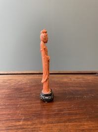 Een Chinese bloedkoralen sculptuur van een staande dame met hofketting, 19/20e eeuw