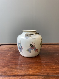 Een Chinese famille rose theepot met 'Guo Ziti' decor, 19e eeuw
