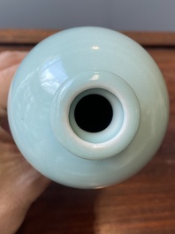 Een Chinese monochrome celadon-geglazuurde 'meiping' vaas, 19/20e eeuw