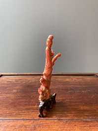 Een Chinese bloedkoralen sculptuur van een dame op een feniks, 19/20e eeuw