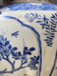 Een Chinese blauw-witte dekselvaas, Kangxi