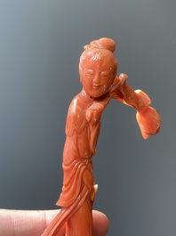 Vier Chinese bloedkoralen sculpturen van dames en van een onsterfelijke, 19/20e eeuw