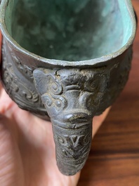 R&eacute;cipient &agrave; vin rituel archa&iuml;que en bronze dans le style des Zhou de l'Ouest, 'gong', Chine, marque de Yong Bao Zhen Wan 永葆珍玩, Ming