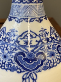 Een paar Chinese blauw-witte flesvormige vazen, 19e eeuw
