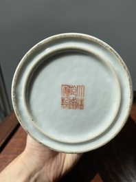 Een paar Chinese famille rose rouleau vazen, Qianlong merk, Republiek