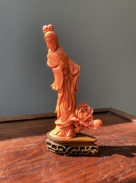 A Chinese red coral figure of a lady with a fan, 19/20th C.
