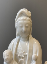 Guanyin &agrave; l'enfant en porcelaine blanc de Chine de Dehua, Kangxi/Qianlong