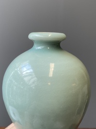 Een Chinese monochrome celadon-geglazuurde 'meiping' vaas, 19/20e eeuw