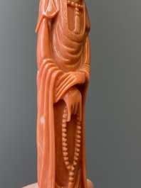 Een Chinese bloedkoralen sculptuur van een staande dame met hofketting, 19/20e eeuw