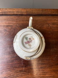 Een Chinese famille rose theepot met 'Guo Ziti' decor, 19e eeuw