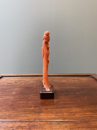 Sculpture d'une femme avec une branche fleurie en corail rouge, Chine, 19/20&egrave;me