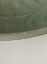 Een Chinese Longquan celadon schotel met onderglazuur decor, Ming