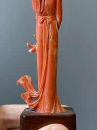Sculpture d'une femme avec fleur de lotus en corail rouge, Chine, 19/20&egrave;me