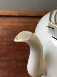 Een Chinese famille rose theepot met 'Guo Ziti' decor, 19e eeuw