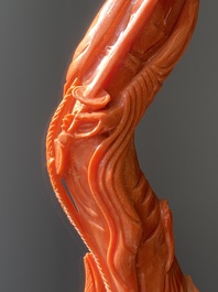 Sculpture d'une femme sur un ph&eacute;nix en corail rouge, Chine, 19/20&egrave;me