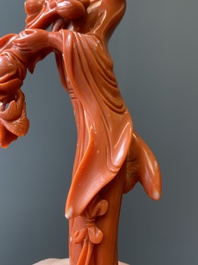 Sculpture d'une femme avec une branche fleurie en corail rouge, Chine, 19/20&egrave;me