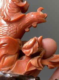 Een Chinese bloedkoralen sculptuur van een dame op een feniks, 19/20e eeuw