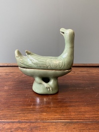 Br&ucirc;le-parfum en forme de canard en porcelaine de Chine c&eacute;ladon de Longquan, Ming