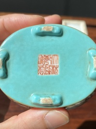 Deux pots &agrave; pinceaux et un pot &agrave; eau en porcelaine de Chine qianjiang cai et grisaille, signature de Cheng Men 程門 et marques de Qianlong, 20&egrave;me