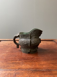 R&eacute;cipient &agrave; vin rituel archa&iuml;que en bronze dans le style des Zhou de l'Ouest, 'gong', Chine, marque de Yong Bao Zhen Wan 永葆珍玩, Ming