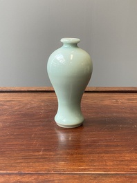 Een Chinese monochrome celadon-geglazuurde 'meiping' vaas, 19/20e eeuw