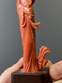 Sculpture d'une femme avec fleur de lotus en corail rouge, Chine, 19/20&egrave;me