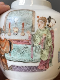 Een Chinese famille rose theepot met 'Guo Ziti' decor, 19e eeuw