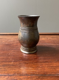 Een Chinees archa&iuml;sch bronzen ritueel wijnvat met inscriptie, 'zhi', late Shang-dynastie
