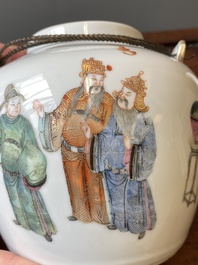 Een Chinese famille rose theepot met 'Guo Ziti' decor, 19e eeuw