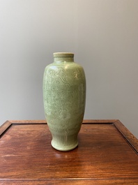 Vase en porcelaine de Chine en c&eacute;ladon de Longquan &agrave; d&eacute;cor floral incis&eacute;, Ming