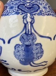 Een paar Chinese blauw-witte flesvormige vazen, 19e eeuw