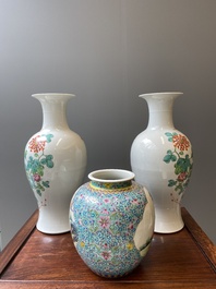 Paire de vases en porcelaine de Chine famille rose et un pot &agrave; fond turquoise, R&eacute;publique