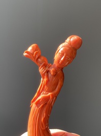 Sculpture d'une femme avec des p&ecirc;ches en corail rouge, Chine, 19/20&egrave;me