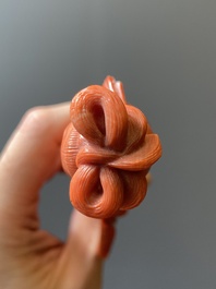 Sculpture d'une femme avec un &eacute;ventail en corail rouge, Chine, 19/20&egrave;me
