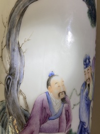 Een paar Chinese famille rose rouleau vazen, Qianlong merk, Republiek