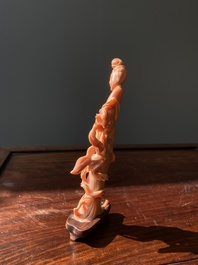 Sculpture d'une femme avec un chasse-mouche, Chine, 19/20&egrave;me