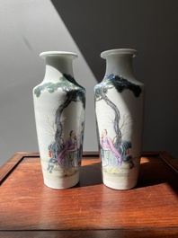 Een paar Chinese famille rose rouleau vazen, Qianlong merk, Republiek