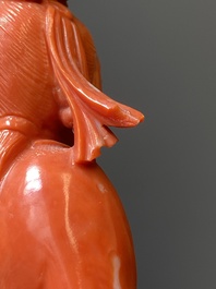Sculpture d'une femme avec un &eacute;ventail en corail rouge, Chine, 19/20&egrave;me
