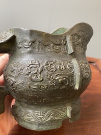 R&eacute;cipient &agrave; vin rituel archa&iuml;que en bronze dans le style des Zhou de l'Ouest, 'gong', Chine, marque de Yong Bao Zhen Wan 永葆珍玩, Ming