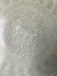 Een Chinese Longquan celadon schotel met onderglazuur decor, Ming