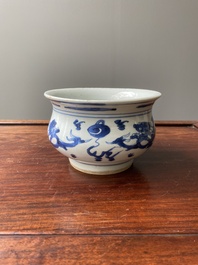 Br&ucirc;le-parfum en porcelaine de Chine en bleu et blanc &agrave; d&eacute;cor de dragons, Kangxi