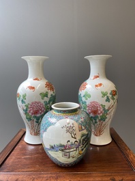 Paire de vases en porcelaine de Chine famille rose et un pot &agrave; fond turquoise, R&eacute;publique