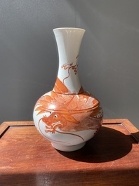 Vase de forme bouteille en porcelaine de Chine &agrave; d&eacute;cor d'un dragon en rouge de fer, 19&egrave;me