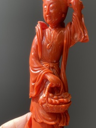 Een Chinese bloedkoralen sculptuur van een dame met een fruitmand, 19/20e eeuw