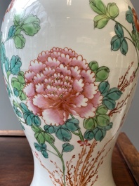 Paire de vases en porcelaine de Chine famille rose et un pot &agrave; fond turquoise, R&eacute;publique