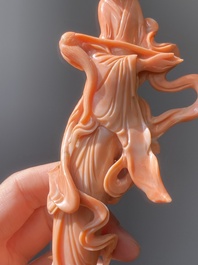 Sculpture d'une femme avec un chasse-mouche, Chine, 19/20&egrave;me