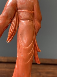 Sculpture d'une femme avec un chasse-mouche et un &eacute;ventail en corail rouge, Chine, 19/20&egrave;me