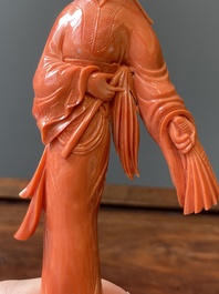 Sculpture d'une femme avec un chasse-mouche et un &eacute;ventail en corail rouge, Chine, 19/20&egrave;me