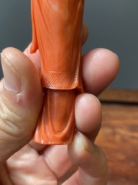 Sculpture d'une femme avec un &eacute;ventail en corail rouge, Chine, 19/20&egrave;me